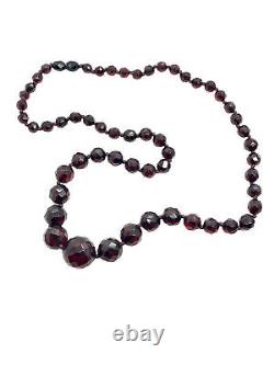 Collier de perles graduées en ambre de cerisier noué en bakélite antique 24