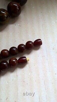 Collier de perles graduées en ambre jaune marbré de cerise rouge vintage