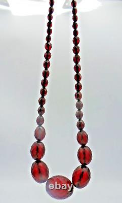 Collier de perles graduées facettées en ambre de cerisier antique en bakélite, 71 g