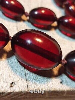 Collier de perles ovales lisses graduées en ambre cerise bakélite Faturan Art Déco 36G