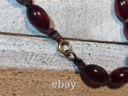 Collier de perles ovales lisses graduées en ambre cerise bakélite Faturan Art Déco 36G