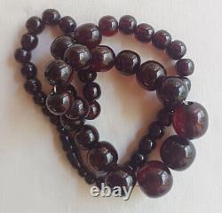 Collier de perles rondes en ambre de cerisier vintage en bakélite marbrée faturan de 105g et de 68cm