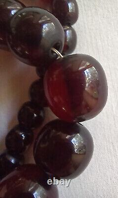 Collier de perles rondes en ambre de cerisier vintage en bakélite marbrée faturan de 105g et de 68cm