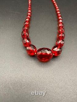 Collier en ambre de cerise rouge Bakélite VTG à perles facettées graduées de 28 pouces de longueur, de style Art déco