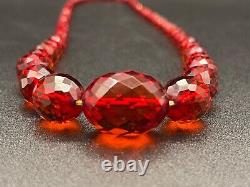 Collier en ambre de cerise rouge Bakélite VTG à perles facettées graduées de 28 pouces de longueur, de style Art déco