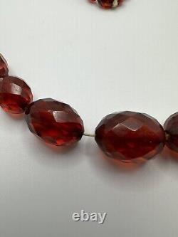 Collier en ambre de cerisier bakélite antique gradué à facettes de 27, poids de 46g.