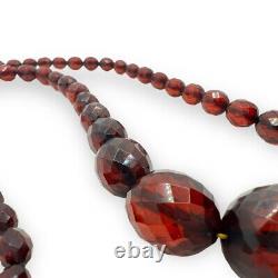 Collier en ambre rouge de cerisier, en bakélite art déco, avec perles facettées et graduées, de 34 pouces et pesant 60g.
