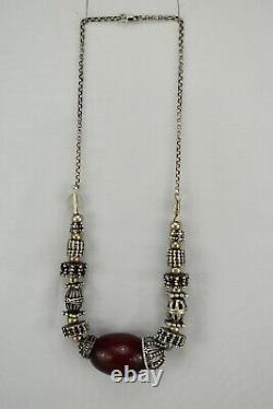 Collier en argent ethnique antique du Yémen avec de l'ambre de cerisier marbré Faturan