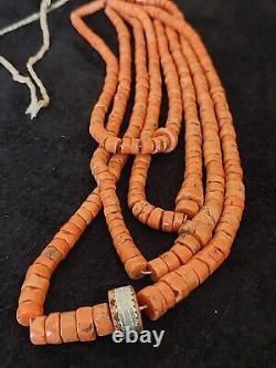 Collier en corail antique de 157 grammes
