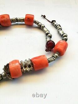 Collier en corail rouge antique naturel de tribu berbère marocaine avec perles en forme de baril et en argent