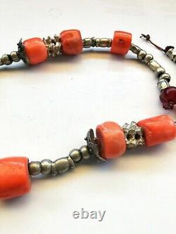 Collier en corail rouge antique naturel de tribu berbère marocaine avec perles en forme de baril et en argent
