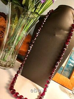 Collier en grenat antique Art Deco rouge foncé gradué de 24 pouces avec des perles en strass