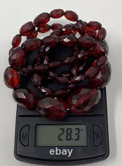 Collier en perles de bakélite d'ambre de cerise facettées de style Art Déco de l'époque VTG, poids de 28 grammes, 27 pouces.