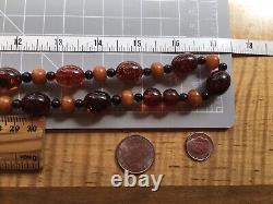 Collier en perles variées d'ambre confetti cerise Art Déco vintage en bakélite 34 cm 80g A+