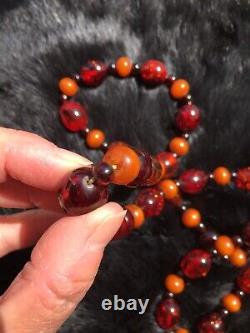 Collier en perles variées d'ambre confetti cerise Art Déco vintage en bakélite 34 cm 80g A+