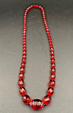 Collier gradué en ambre cerise rouge Bakélite VTG avec perles facettées 28 pouces de long style Art Déco