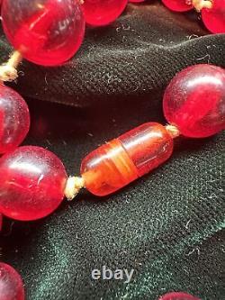 Collier perlé noué à la main en ambre de cerisier Art Déco vintage en Lucite ou Bakélite