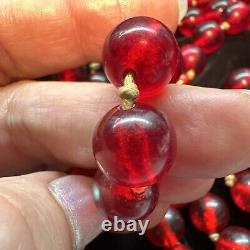 Collier perlé noué à la main en ambre de cerisier Art Déco vintage en Lucite ou Bakélite