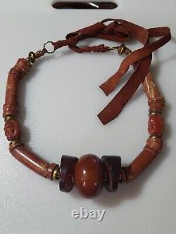 Collier vintage en perles tibétaines antiques avec de grands visages sculptés en pierre d'ambre et de résine