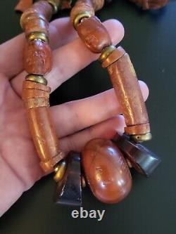 Colliers vintage en perles antiques tibétaines avec de grandes faces sculptées en pierre et résine d'ambre