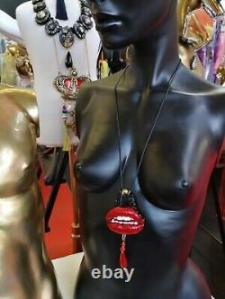 Conception de bijoux d'art collier pendentif marque de mode personnalisée baiser sexy lèvres vampire