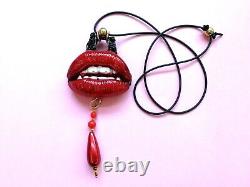 Conception de bijoux d'art collier pendentif marque de mode personnalisée baiser sexy lèvres vampire