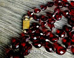 Double Strand Déco Faceted Rich Red Cherry Amber Bakelite Bead Collier