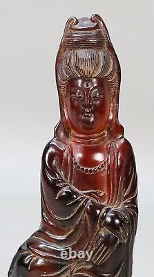 Figure de Guanyin sculptée en ambre de cerisier foncé antique