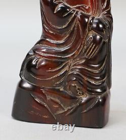 Figure de Guanyin sculptée en ambre de cerisier foncé antique