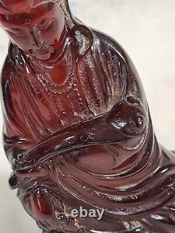 Figure de Guanyin sculptée en ambre de cerisier sombre chinois antique en bakélite