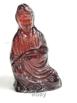 Figure de Guanyin sculptée en ambre de cerisier sombre chinois antique en bakélite