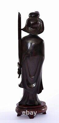 Figure de dame sculptée en ambre de bakélite foncé de cerisier chinois, 264g, EN L'ÉTAT.