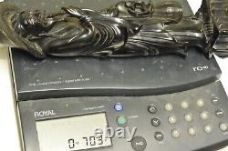 Figurine de pêcheur sculptée en ambre de Bakélite foncée de cerise chinoise 703G