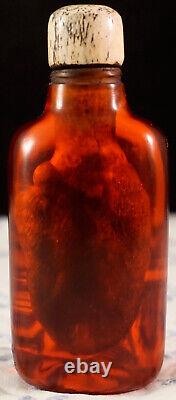 Flacon à tabac sculpté antique en ambre de cerisier authentique avec Immortel et Serviteur