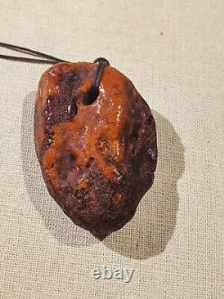 Pendentif en pierre de grande taille à l'ancienne et authentique en ambre de la Baltique couleur miel caramel.