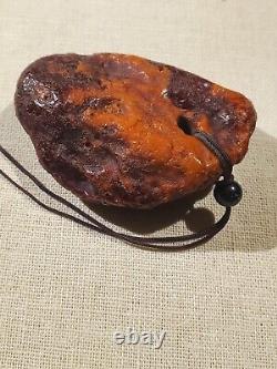 Pendentif en pierre de grande taille à l'ancienne et authentique en ambre de la Baltique couleur miel caramel.