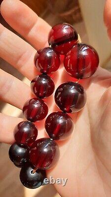 Perles anciennes en ambre de cerisier et bakélite, 50 grammes.