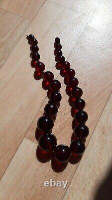 Perles anciennes en ambre de cerisier et bakélite, 50 grammes.