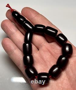 Perles en ambre cerise marbré de bakélite Faturan antique de 32,3 grammes