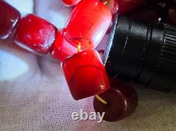 Perles épaisses en ambre rouge cerise bakélite ottomane antique avec veines fissurées de 68 grammes