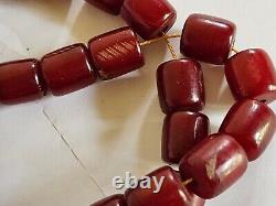 Perles épaisses en ambre rouge cerise bakélite ottomane antique avec veines fissurées de 68 grammes
