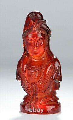 Qing Dynasty Antique Fine Chinese Sculptée Cerise Couleur Amber Guanyin