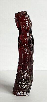 Statue antique chinoise en ambre de cerisier sculptée représentant Guan Yin avec un dragon (1912-1949)