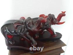 Statue d'éléphant en acrylique de couleur cerise rouge chinoise. Lot de 2 pièces.