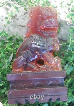 Statue de lion Foo Fu de Chine ancienne en ambre sculpté, sur socle en pierre de 5 3/4 pouces