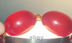Superbe ancien collier en bakélite rouge cerise avec aspect ambre vintage