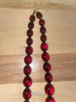 Superbe collier de perles d'ambre de cerise ancien et lourd, gradué, de 24 pouces (61 cm), pesant 121,9 grammes.
