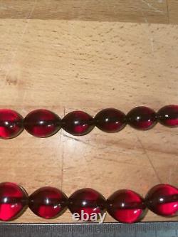 Superbe collier de perles d'ambre de cerise ancien et lourd, gradué, de 24 pouces (61 cm), pesant 121,9 grammes.