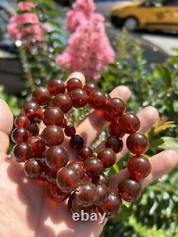 Superbe collier fait main en ambre naturel de la mer Baltique de couleur cerise foncée, avec des perles de différentes tailles, pesant 90 grammes.