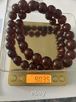 Superbe collier fait main en ambre naturel de la mer Baltique de couleur cerise foncée, avec des perles de différentes tailles, pesant 90 grammes.